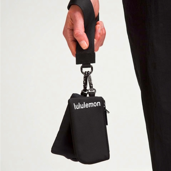 LULULEMON DUAL POUCH WRISTLET IN BLACK - Picture 4 of 10